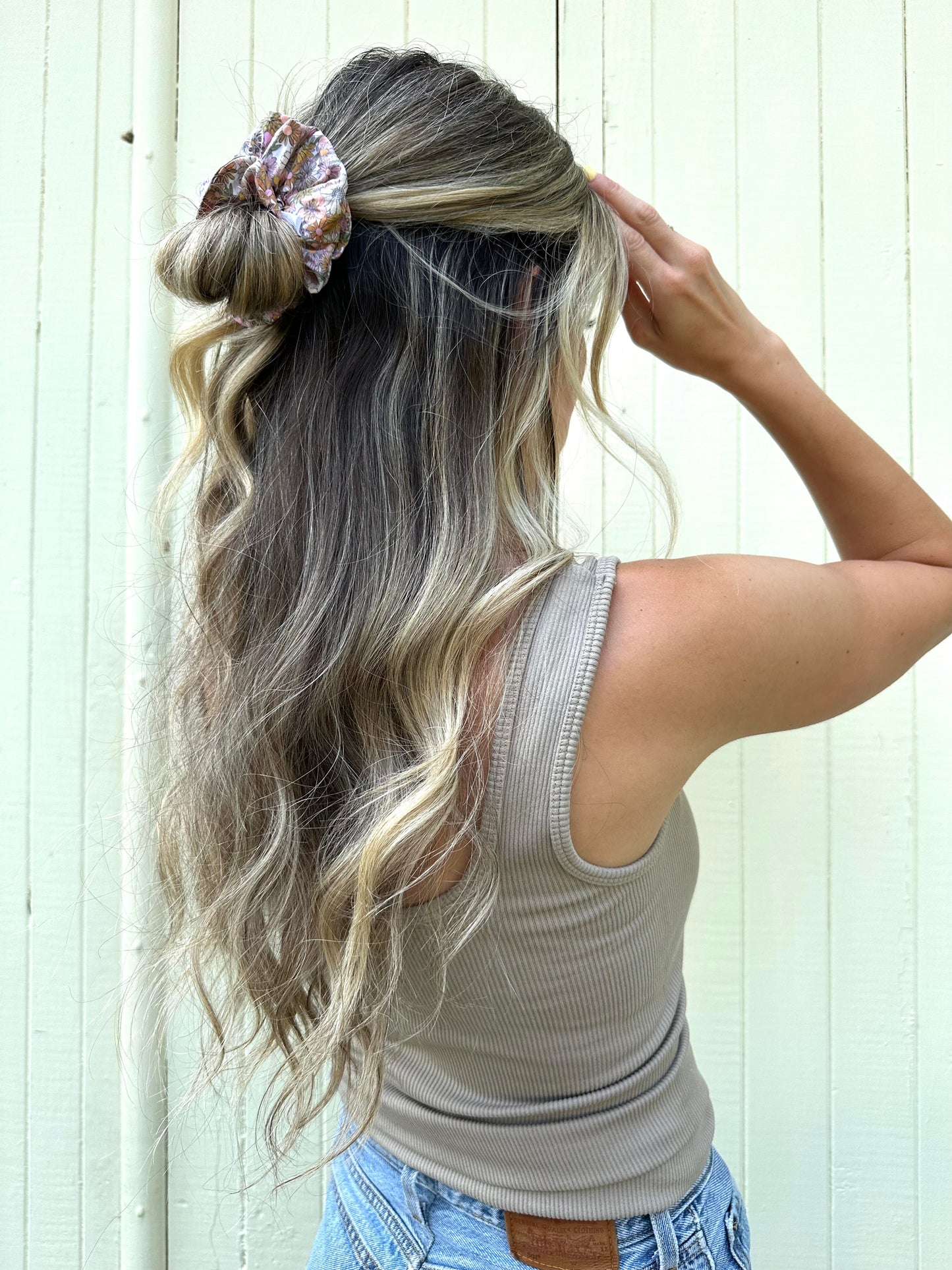 F L O W E R S & B U M B L E B E E scrunch